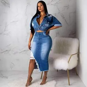Trendiges zweiteiliges Set aus gewaschenem Denim mit kurzem Oberteil und Midirock