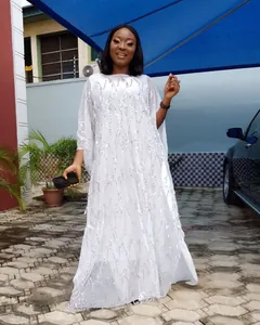 Elegante vestido africano blanco con detalles de flecos de lentejuelas y manga larga