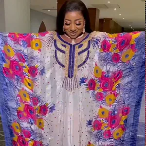 Detailansicht eines afrikanischen Chiffon-Maxikleides mit Strassverzierungen
