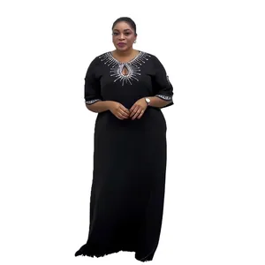 Elegante vestido largo africano de talla grande con detalles de pedrería en el escote