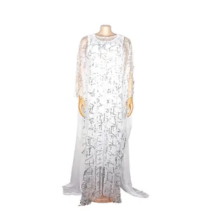 Elegante vestido maxi africano blanco con patrones de lentejuelas y forro interior
