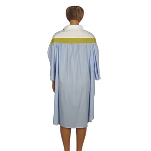 Rückansicht eines blauen gestreiften Hemdkleides mit kontrastierendem gelben Schulterband.