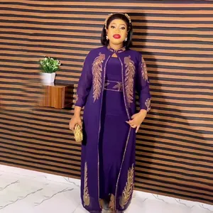 Elegantes zweiteiliges lila afrikanisches Kleid mit goldenen Federmustern und Pailletten