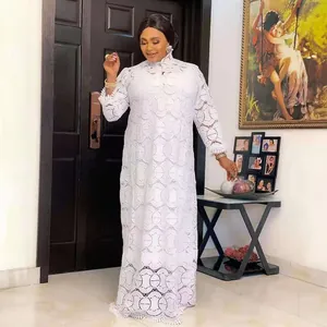 Elegante abito lungo in pizzo traforato bianco con collo alto raffinato e sottoveste inclusa