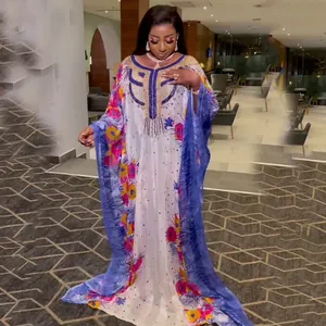 Elegantes afrikanisches Maxikleid mit aufwendigen Strassdetails auf buntem Chiffon.