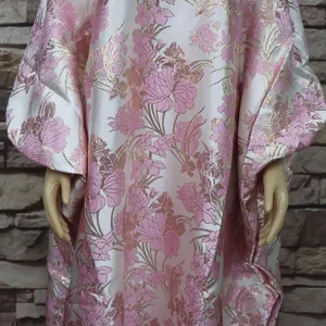 Detailansicht eines rosa afrikanischen Bubu-Kleides mit goldener Jacquard-Stickerei.