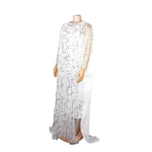 Primer plano de vestido largo africano blanco con lentejuelas plateadas y tela transparente