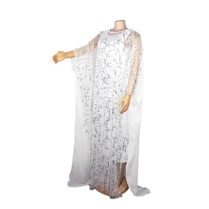 Detalle de vestido largo africano blanco con lentejuelas plateadas y forro interior