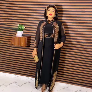 Detailansicht eines schwarzen afrikanischen Kleides mit goldenen Feder-Strassmustern.