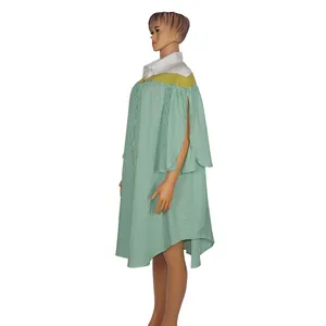 Seitenansicht eines locker gestreiften Hemdkleides mit Cape-Ärmeln an einer Schaufensterpuppe.