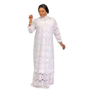 Elegante abito lungo africano in pizzo bianco con maniche lunghe e fodera interna