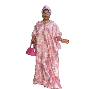 Elegantes afrikanisches Bubu-Maxikleid im ethnischen Stil mit Fledermausärmeln und Kopftuch