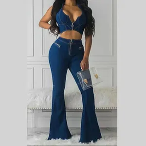 Schickes zweiteiliges Denim-Set mit kurzem Reißverschluss-Top und Schlaghose.