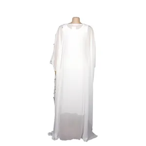 Vista posterior detallada de un vestido largo africano blanco con lentejuelas y un forro.