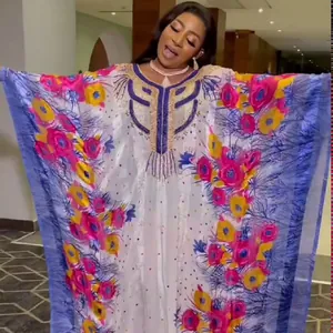 Detailansicht eines afrikanischen Chiffon-Kaftans mit floralem Muster und Perlen