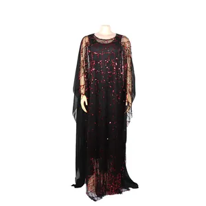 Detalle de un vestido largo de estilo africano con lentejuelas rojas sobre malla negra.