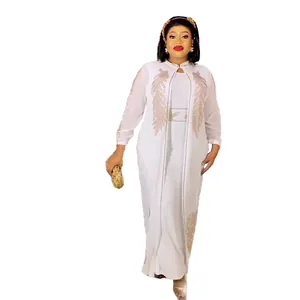 Elegantes weißes afrikanisches zweiteiliges Kleid mit goldenen Strassfedern und Stehkragen
