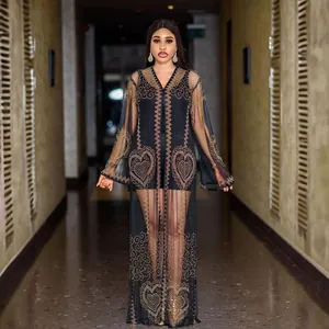 Elegantes afrikanisches Maxikleid aus schwarzem Netz mit goldenen Strassstickereien