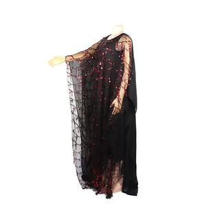 Vista lateral de un vestido largo africano negro con lentejuelas rojas brillantes