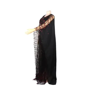 Vista lateral de un elegante vestido negro africano con lentejuelas rojas brillantes