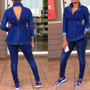 Elegantes dunkelblaues Denim-Set für Damen mit rückenfreier Jacke und schmaler Jeanshose