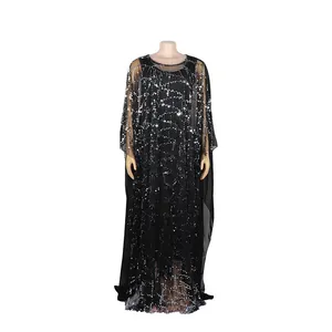 Detalle del vestido largo africano negro con lentejuelas plateadas brillantes y falda interior.