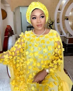 Vue détaillée d'une robe africaine jaune avec de superbes broderies florales en 3D.