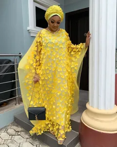 Détail de la robe kaftan africaine jaune avec appliques florales 3D sophistiquées