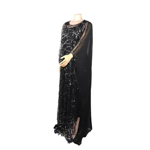 Vista detallada de vestido africano negro con lentejuelas y flecos elegantes