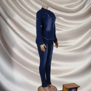 Eleganter dunkelblauer Denim-Zweiteiler mit gewaschenem Finish und modischen Rissdetails