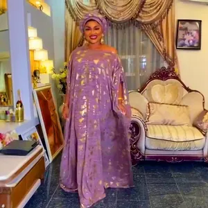 Elegantes lila afrikanisches Kaftankleid mit Goldfolienmuster und Kopfbedeckung