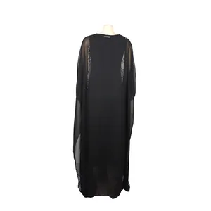 Vista trasera de un elegante vestido largo africano negro con lentejuelas y malla