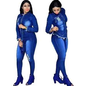 Modisches Damen-Denim-Set mit Waschung und Rissdetails auf dunkelblauem Jeansstoff