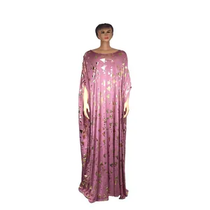 Lila Kaftankleid mit goldfarbenen geometrischen Folienmustern im afrikanischen Stil