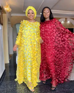 Vue détaillée de deux longues robes africaines avec broderie florale 3D élégante