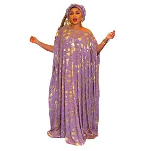 Elegantes lila afrikanisches Kaftan-Maxikleid mit goldenem geometrischem Muster.