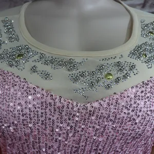 Detailansicht eines pinkfarbenen Pailletten-Abendkleids mit Perlenstickerei am Hals