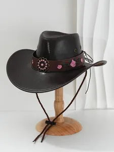 Detailansicht eines dunkelbraunen PU-Leder-Cowboyhuts mit rosa Blumenstickerei.