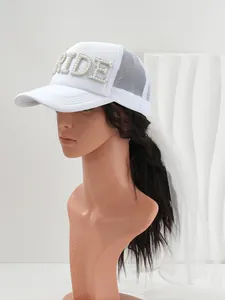 Cappellino bianco da sposa con scritte BRIDE in perle e velo di tulle bianco per addio