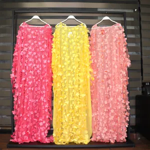 Vue détaillée de robes longues africaines en tulle à fleurs 3D aux couleurs vibrantes