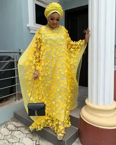 Vue détaillée d'une robe longue africaine jaune avec broderie florale 3D complexe