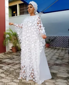 Vue détaillée d'une robe longue africaine blanche avec broderie florale 3D complexe