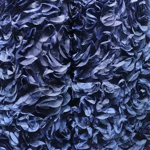 Detailansicht der dunkelblauen 3D-Blumenstickerei-Textur auf einem Luxus-Abendkleid