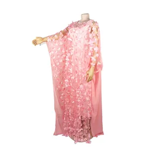 Vue détaillée d'une robe africaine rose avec broderie florale 3D et robe intérieure