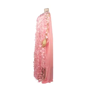 Vue latérale de l'ensemble robe africaine rose avec broderie florale en 3D