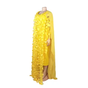 Détail d'une robe africaine jaune avec broderie florale 3D et une robe intérieure assortie