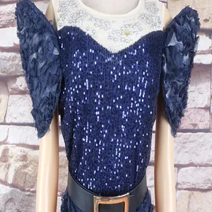 Detailaufnahme eines marineblauen Abendkleids mit Blumenärmeln und Gürtel