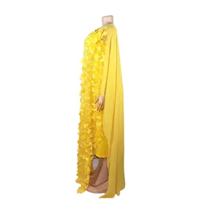 Vue détaillée de robe africaine jaune avec appliques florales 3D et cape en mousseline