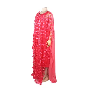 Vue latérale d'une robe africaine pour femme avec des appliques florales en 3D