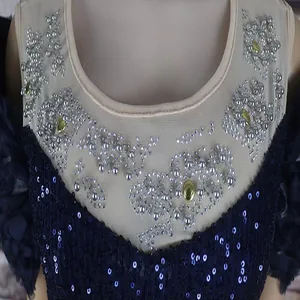 Detailansicht eines marineblauen Pailletten-Abendkleids mit Mesh-Ausschnitt und Stickerei.